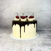 Azidelicious-Premium-Black-Forest-Cake Black Forrest Cake with Chocolate & Fresh Cherries